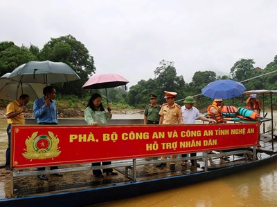 Đưa phà vào phục vụ người dân vùng cao Nghệ An bị lũ chia cắt
