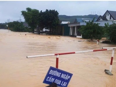 Mưa lũ chia cắt, hàng nghìn học sinh Nghệ An nghỉ học