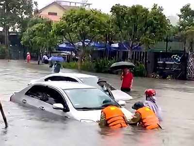 Nghệ An mưa lớn kỷ lục gây ngập sâu, ô tô, xe máy chết máy hàng loạt