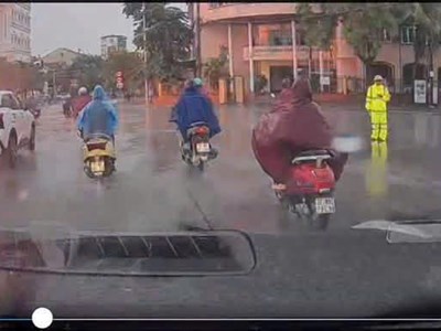 Người phụ nữ bị sét đánh khi đang đi xe máy trên đường
