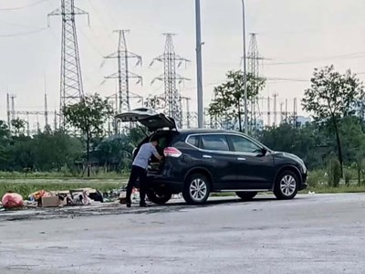 Công an làm việc với người đàn ông lái ô tô bỏ rác bên đường