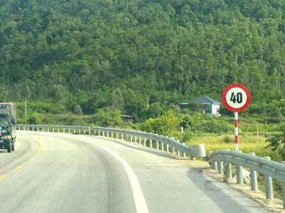 Đề nghị rà soát, dỡ biển 40km/h trên tuyến đường ven biển ở Nghệ An
