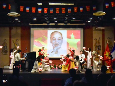 Kiều bào Việt Nam kỷ niệm Ngày sinh Chủ tịch Hồ Chí Minh tại Pháp