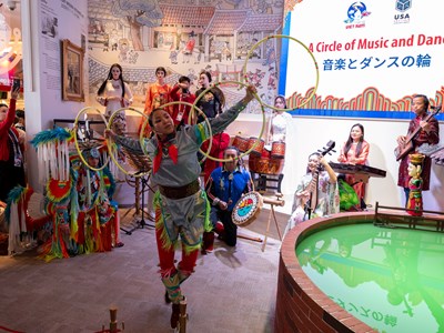 Múa vòng của thổ dân Mỹ kết hợp cùng nhạc cụ truyền thống của Việt Nam tại EXPO 2025