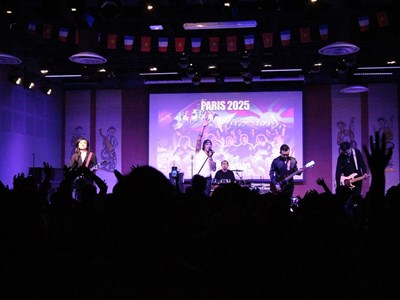 Đêm nhạc cháy bỏng của Bức Tường tại Paris