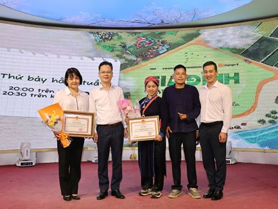 Tập đoàn YeaH1 và chương trình “Gia đình Haha” nhận bằng khen từ tỉnh Lào Cai