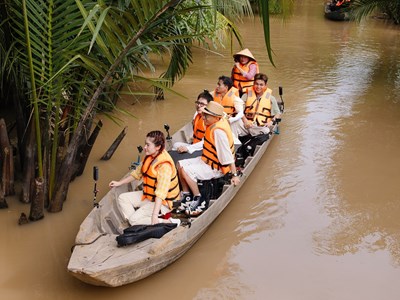 Tập 8 “Gia đình Haha”:  “Tập đoàn bán chiếu” đổ bộ miền Tây