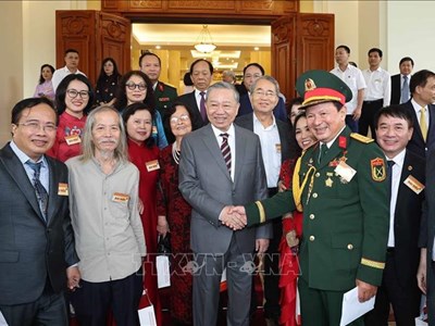 Tổng Bí thư Tô Lâm gặp mặt đại biểu trí thức, nhà khoa học, văn nghệ sĩ