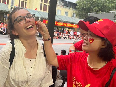 Khách Tây hào hứng cùng người dân xem tổng hợp luyện diễu binh