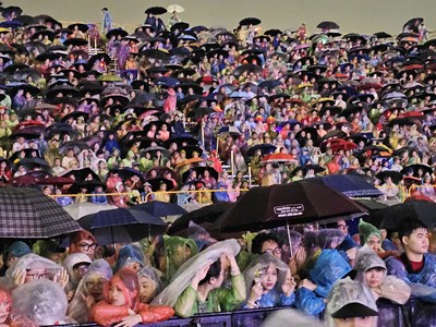 Khán giả "đội mưa" xem concert “Việt Nam trong tôi“