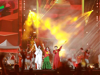 Concert thắp lửa trái tim trong mưa