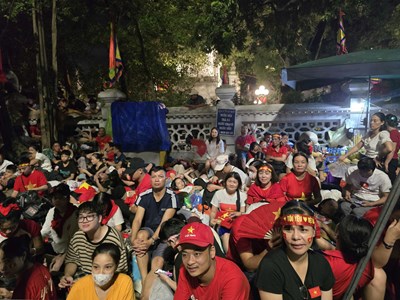 Người dân “cắm chốt” qua đêm xem diễu binh, diễu hành A80