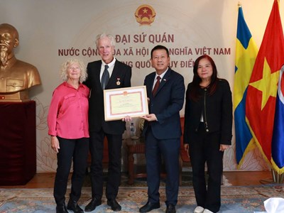Tặng Kỷ niệm chương “Vì sự nghiệp Văn hóa, Thể thao và Du lịch” cho đạo diễn Bo Öhlén