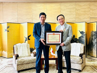 Trao tặng Kỷ niệm chương cho Thống đốc tỉnh Kanagawa