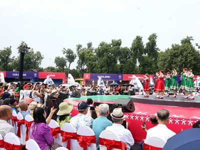 Người dân, du khách hòa mình vào không khí của Lễ hội Văn hóa thế giới tại Hà Nội lần thứ nhất