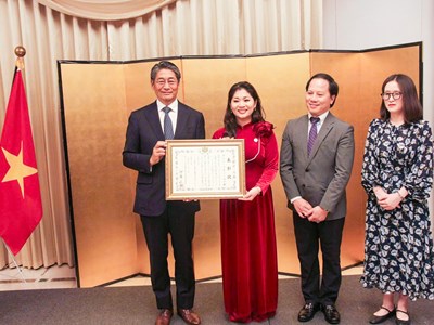 Cục trưởng Cục Hợp tác quốc tế Nguyễn Phương Hòa nhận bằng khen của Đại sứ Nhật Bản