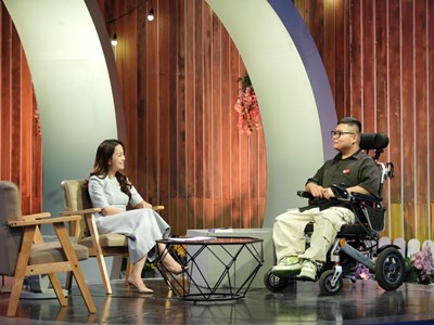 Câu chuyện “hoa nở sau giông bão” của chàng trai bại não bẩm sinh