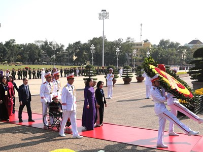 Đoàn đại biểu dự Đại hội Thi đua yêu nước toàn quốc lần thứ XI vào Lăng viếng Chủ tịch Hồ Chí Minh