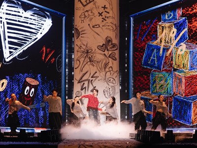 Sân khấu “tinh hoa” mở màn đêm chung kết bùng nổ