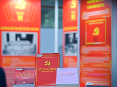 Trưng bày gần 800 tư liệu quý tại triển lãm “Đảng Cộng sản Việt Nam qua các kỳ Đại hội”