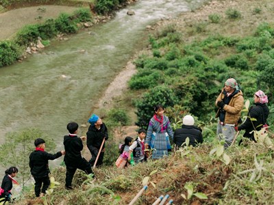 Xúc động câu chuyện về những thầy cô cắm bản