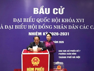 Bộ trưởng Nguyễn Văn Hùng bỏ phiếu tại khu vực số 7, phường Xuân Đỉnh