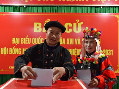 Cử tri Lũng Cú vượt núi đá đi bầu cử trong “Ngày hội non sông“