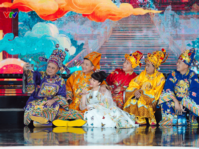 Táo quân “trái mùa” trở lại với tiểu phẩm “Hái hoa dân chủ”