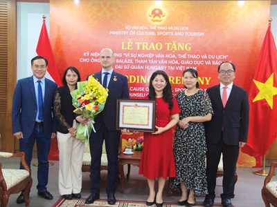 Trao Kỷ niệm chương “Vì sự nghiệp Văn hoá, Thể thao và Du lịch” cho Tham tán Đại sứ quán Hungary