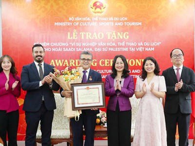 Trao tặng Kỷ niệm chương “Vì sự nghiệp Văn hóa, Thể thao và Du lịch” cho Đại sứ Palestine tại Việt Nam