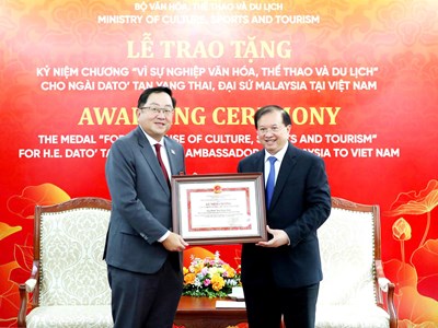 Trao Kỷ niệm chương Vì sự nghiệp Văn hóa, Thể thao và Du lịch cho Đại sứ Malaysia