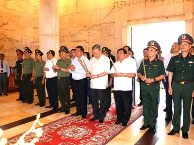 Chủ tịch nước dâng hương Đền thờ Chủ tịch Hồ Chí Minh tại Khu Di tích quốc gia đặc biệt Pác Bó