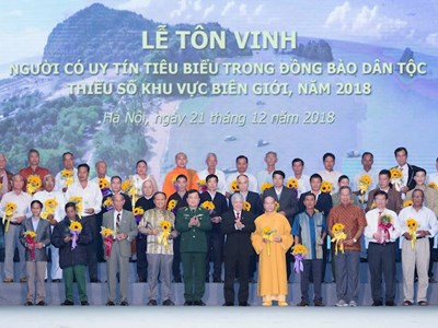 Tôn vinh người có uy tín tiêu biểu khu vực biên giới