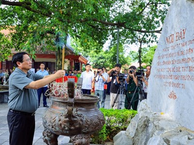 Thủ tướng dâng hương, dâng hoa tưởng nhớ các anh hùng liệt sĩ tại các Khu Di tích lịch sử quốc gia Thái Nguyên