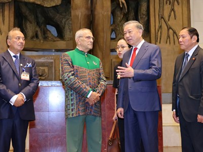 Chủ tịch nước cùng Tổng thống Timor-Leste thăm Bảo tàng Hồ Chí Minh
