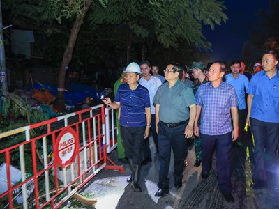 Thủ tướng kiểm tra, động viên công tác khắc phục hậu quả bão tại Hải Phòng