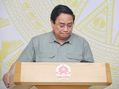 Thủ tướng nhiều lần nghẹn giọng, bật khóc khi đề cập những mất mát của người dân bởi bão, lũ