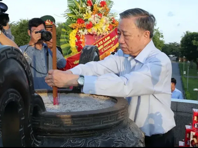 Tổng Bí thư, Chủ tịch nước Tô Lâm dâng hương tưởng nhớ các Anh hùng liệt sĩ ở Quảng Trị