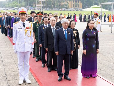 Đoàn đại biểu dự Đại hội toàn quốc MTTQ Việt Nam vào Lăng viếng Chủ tịch Hồ Chí Minh