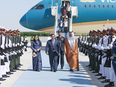 Thủ tướng đến Thủ đô Abu Dhabi, bắt đầu chuyến thăm chính thức UAE