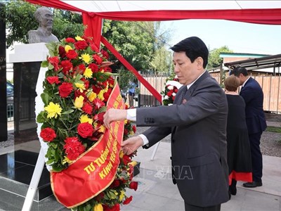 Chủ tịch nước Lương Cường đặt vòng hoa tưởng niệm Chủ tịch Hồ Chí Minh tại Chile