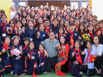 Thủ tướng chung vui Ngày hội Đại đoàn kết toàn dân tộc tại Lạng Sơn