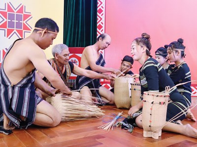 Xây dựng mô hình bảo tồn, phát huy văn hóa phi vật thể các dân tộc thiểu số