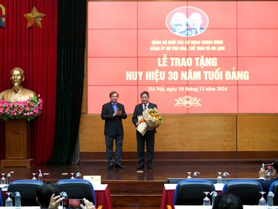 Trao tặng Huy hiệu 30 năm tuổi Đảng và quán triệt, triển khai Nghị quyết số 18-NQ/TW