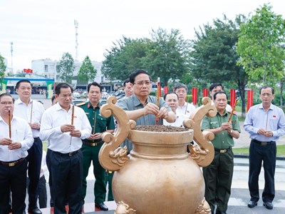 Thủ tướng dâng hương tại Khu di tích Chi bộ An Nam Cộng sản Đảng ở Cần Thơ