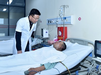 Phó Thủ tướng Lê Thành Long kiểm tra hiện trường, thăm hỏi nạn nhân vụ cháy quán cà phê 