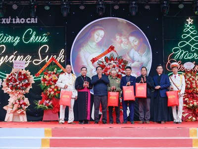 Thủ tướng chúc mừng Giáng sinh tại Giáo xứ Lào Cai