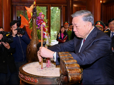 Tổng Bí thư Tô Lâm dâng hương tưởng niệm Chủ tịch Hồ Chí Minh