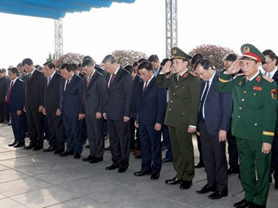 Tổng Bí thư Tô Lâm dâng hương tưởng nhớ các bậc lãnh đạo tiền bối 