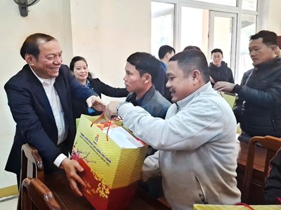 Bộ trưởng Nguyễn Văn Hùng thăm và tặng quà cho đoàn viên, công nhân, người lao động nhân dịp Tết Nguyên đán Ất Tỵ 2025